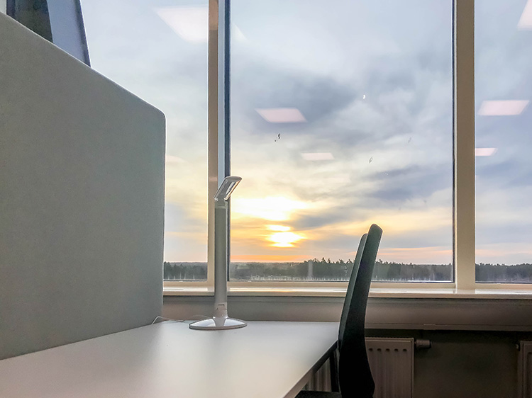 Ett skrivbord vid ett fönster med fin utsikt
